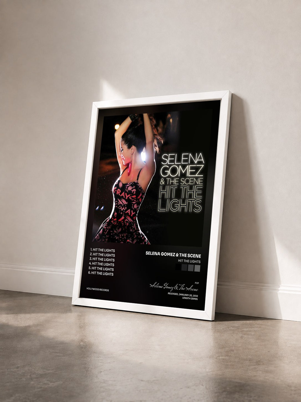#blanc Tableau de l'album Hit The Lights de Selena Gomez & The Scene vu de trois quarts, cadre blanc