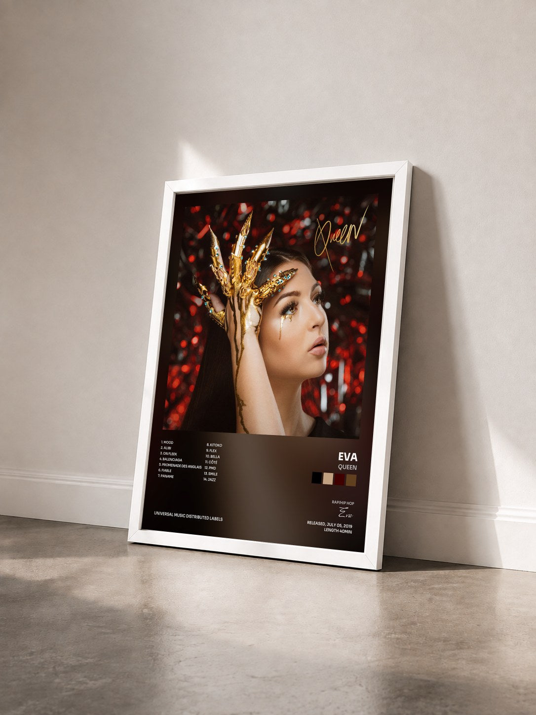 #blanc Tableau de l'album Queen de Eva vu de trois quarts, cadre blanc