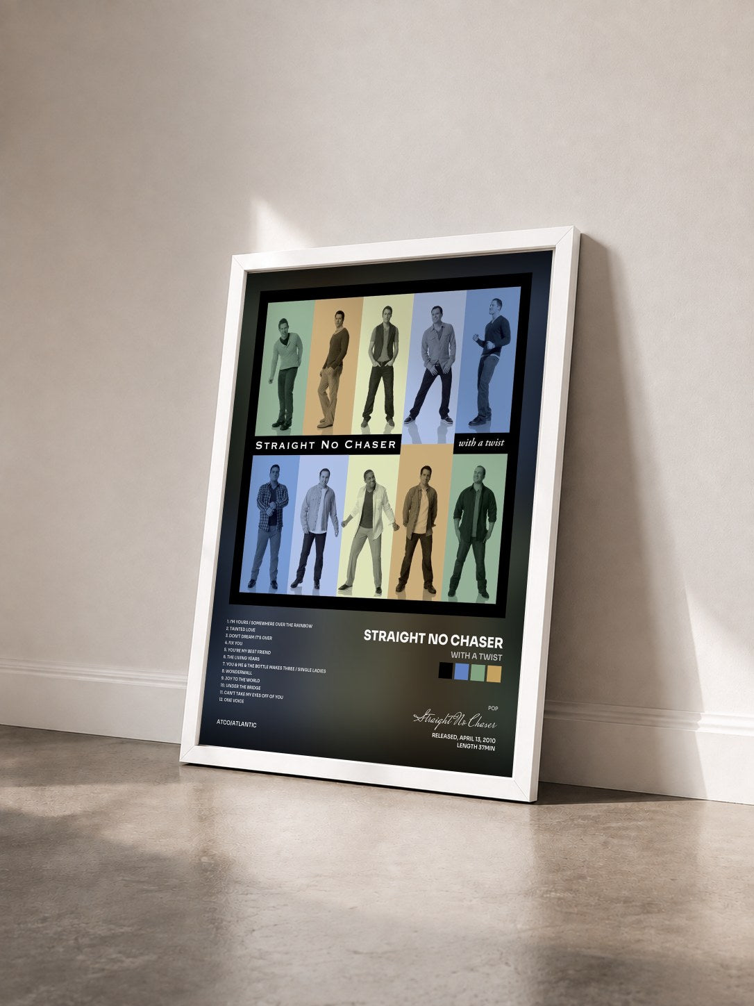 #blanc Tableau de l'album With a Twist de Straight No Chaser vu de trois quarts, cadre blanc