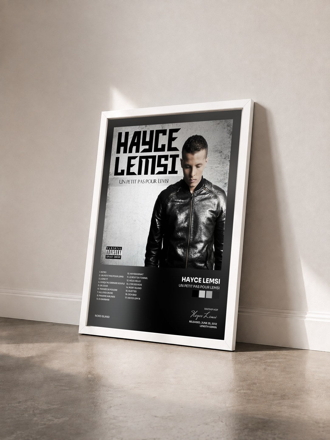 #blanc Tableau de l'album Un petit pas pour Lemsi de Hayce Lemsi vu de trois quarts, cadre blanc