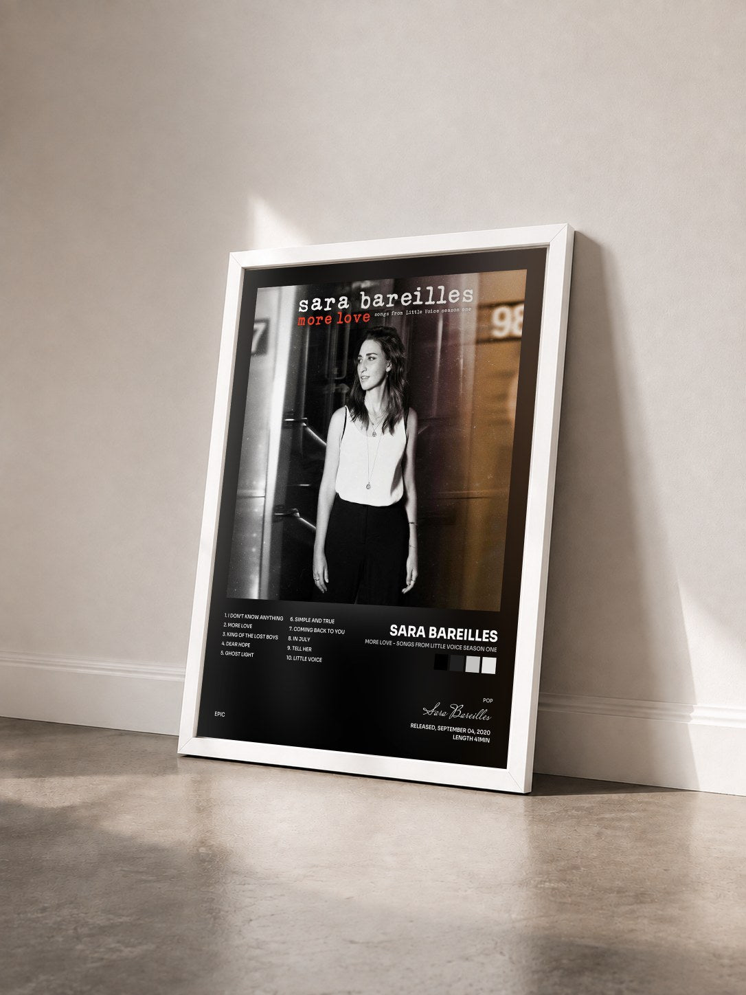 #blanc Tableau de l'album More Love - Songs from Little Voice Season One de Sara Bareilles vu de trois quarts, cadre blanc