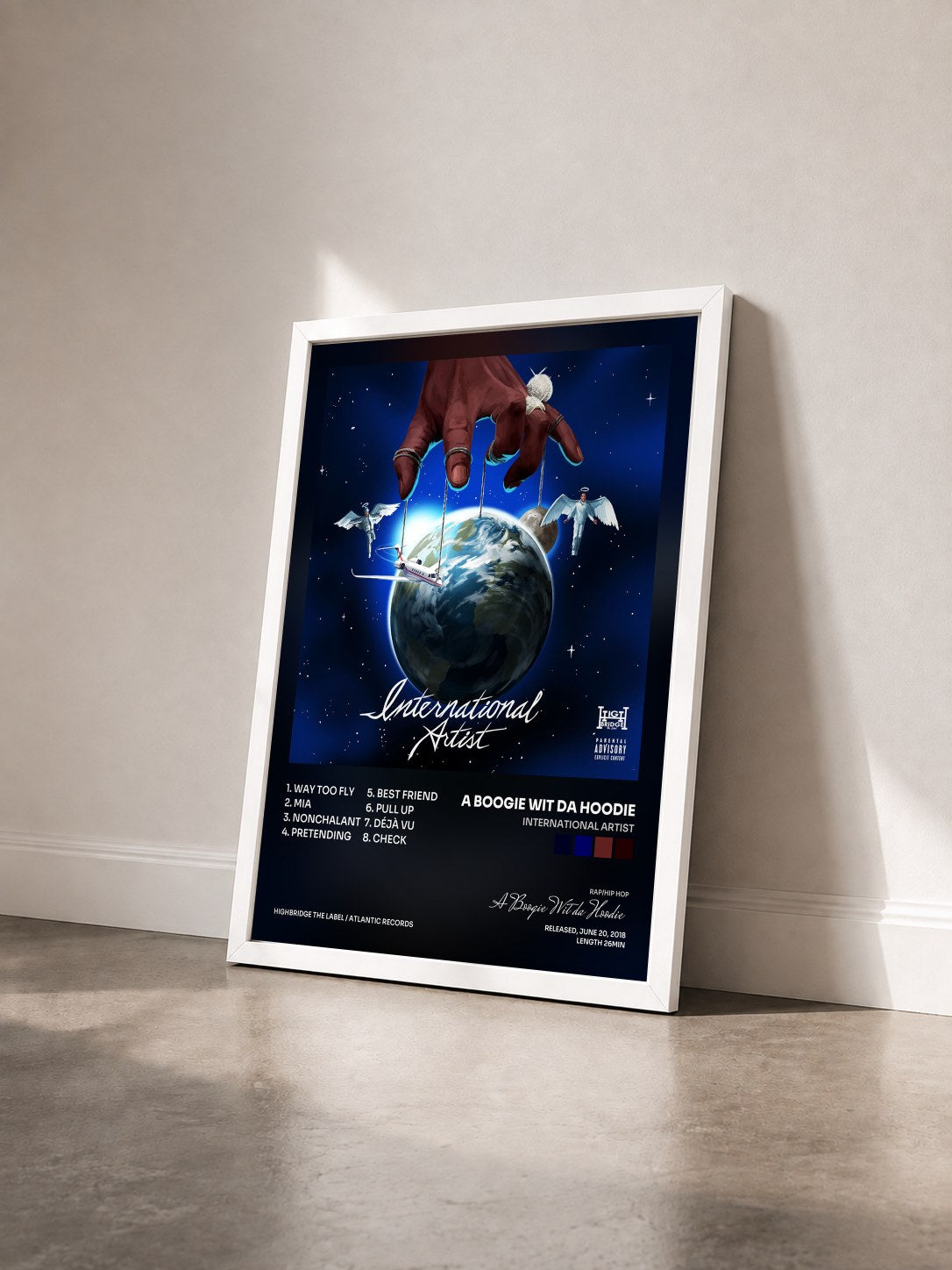 #blanc Tableau de l'album International Artist de A Boogie Wit da Hoodie vu de trois quarts, cadre blanc