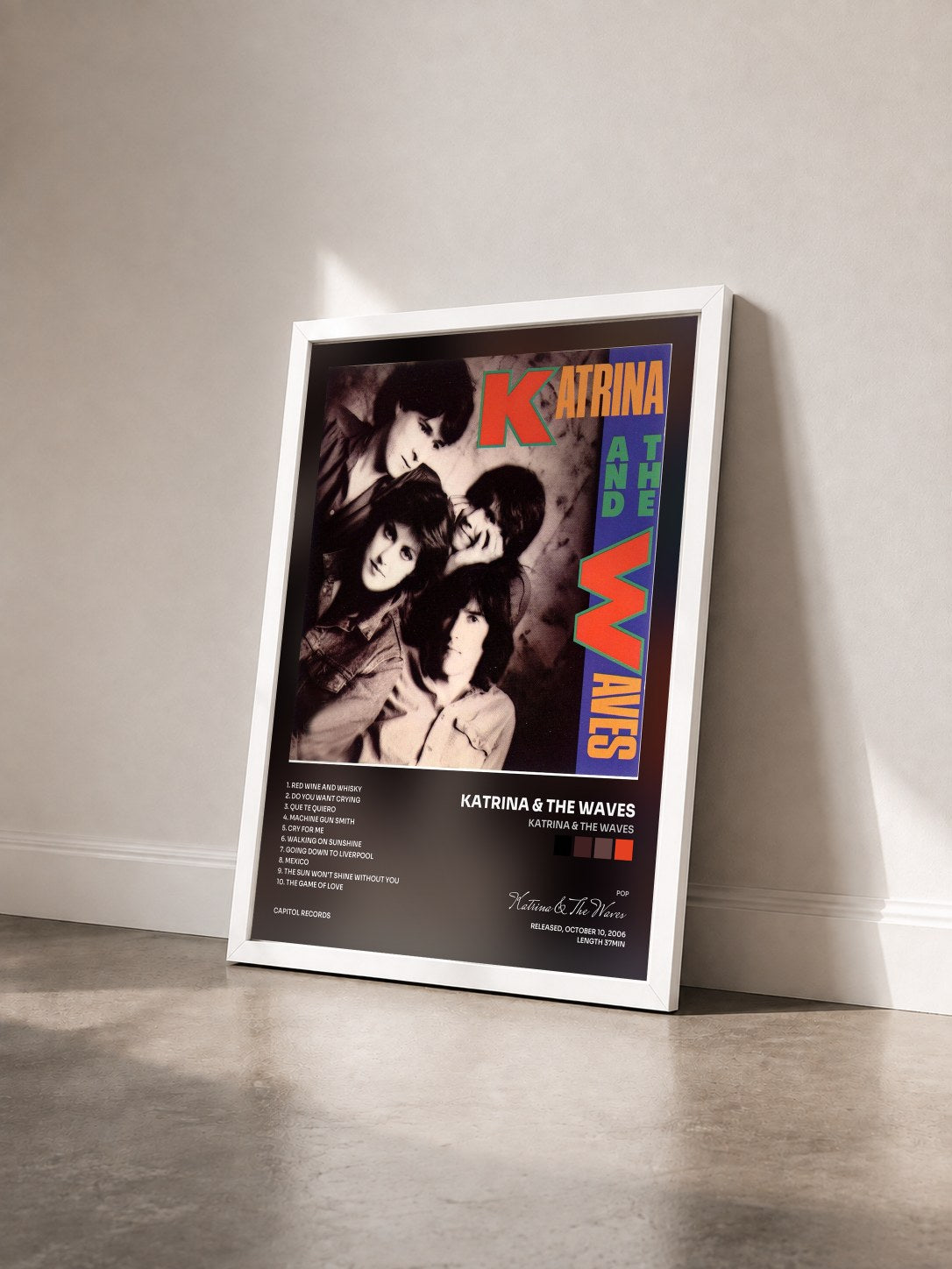 #blanc Tableau de l'album Katrina & The Waves de Katrina & The Waves vu de trois quarts, cadre blanc