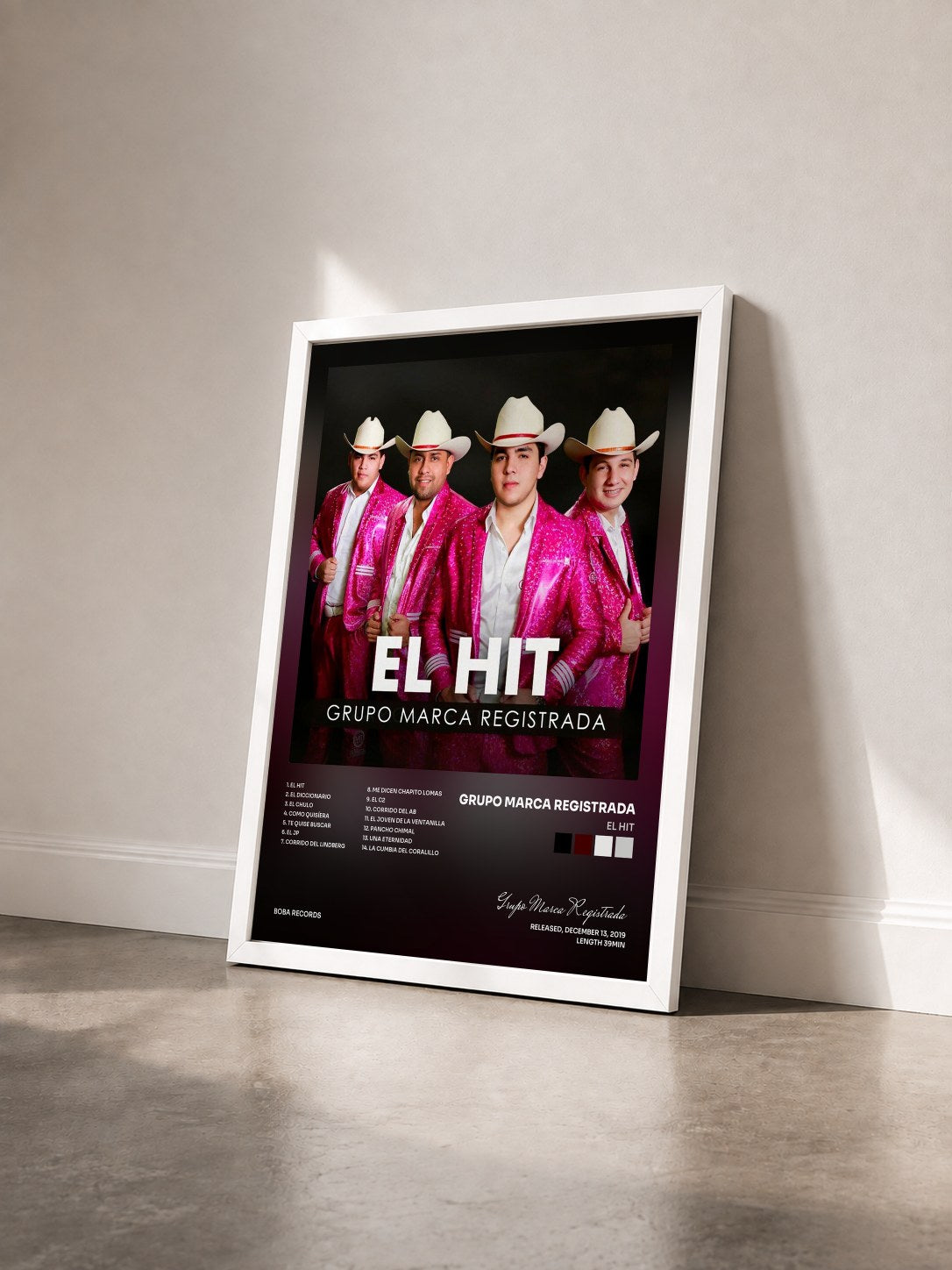 #blanc Tableau de l'album El Hit de Grupo Marca Registrada vu de trois quarts, cadre blanc