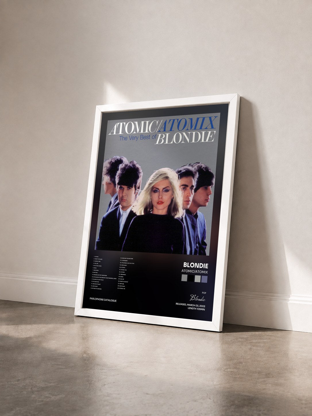 #blanc Tableau de l'album Atomic/Atomix de Blondie vu de trois quarts, cadre blanc