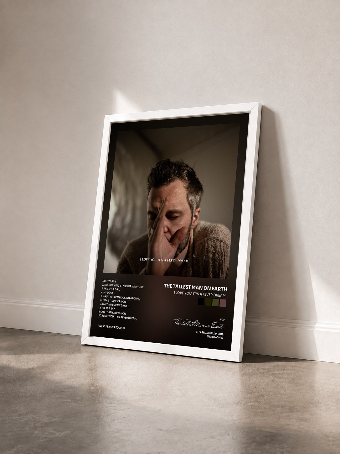 #blanc Tableau de l'album I Love You. It's a Fever Dream. de The Tallest Man on Earth vu de trois quarts, cadre blanc