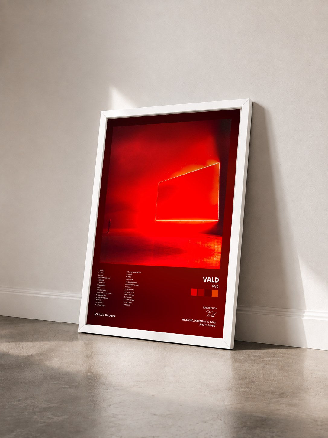 #blanc Tableau de l'album VV5 de Vald vu de trois quarts, cadre blanc