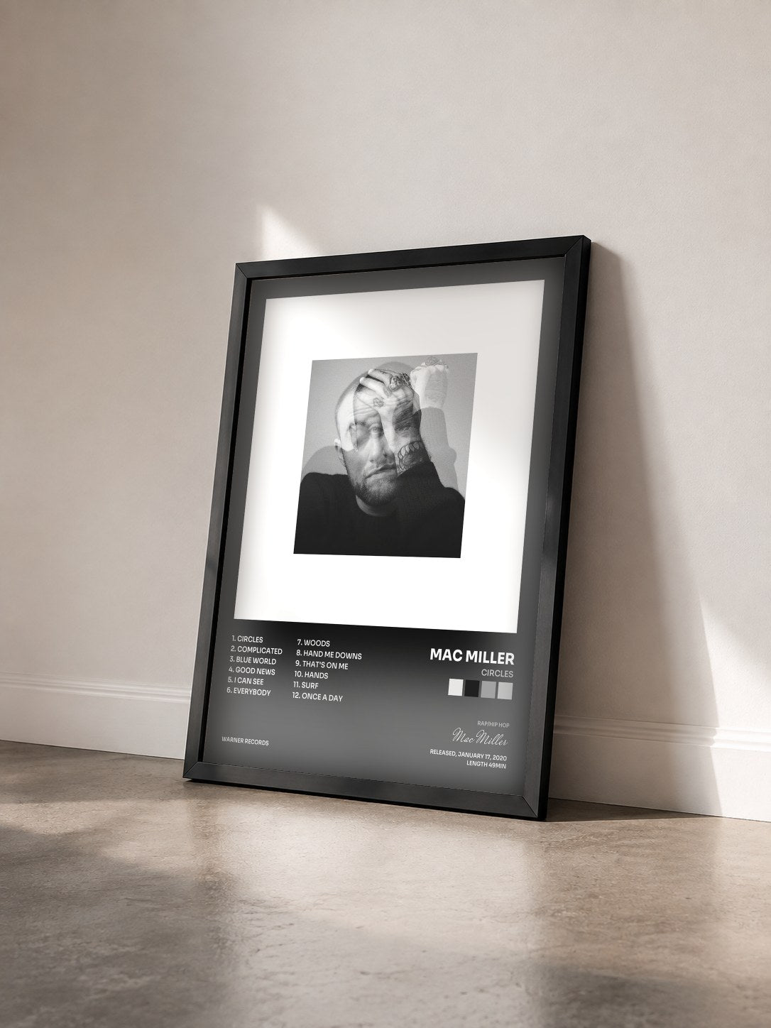 #noir Tableau de l'album Circles de Mac Miller vu de trois quarts, cadre noir