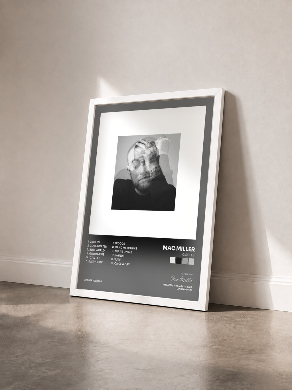 #blanc Circles di Mac Miller in stampa incorniciata vista di tre quarti, cornice bianca