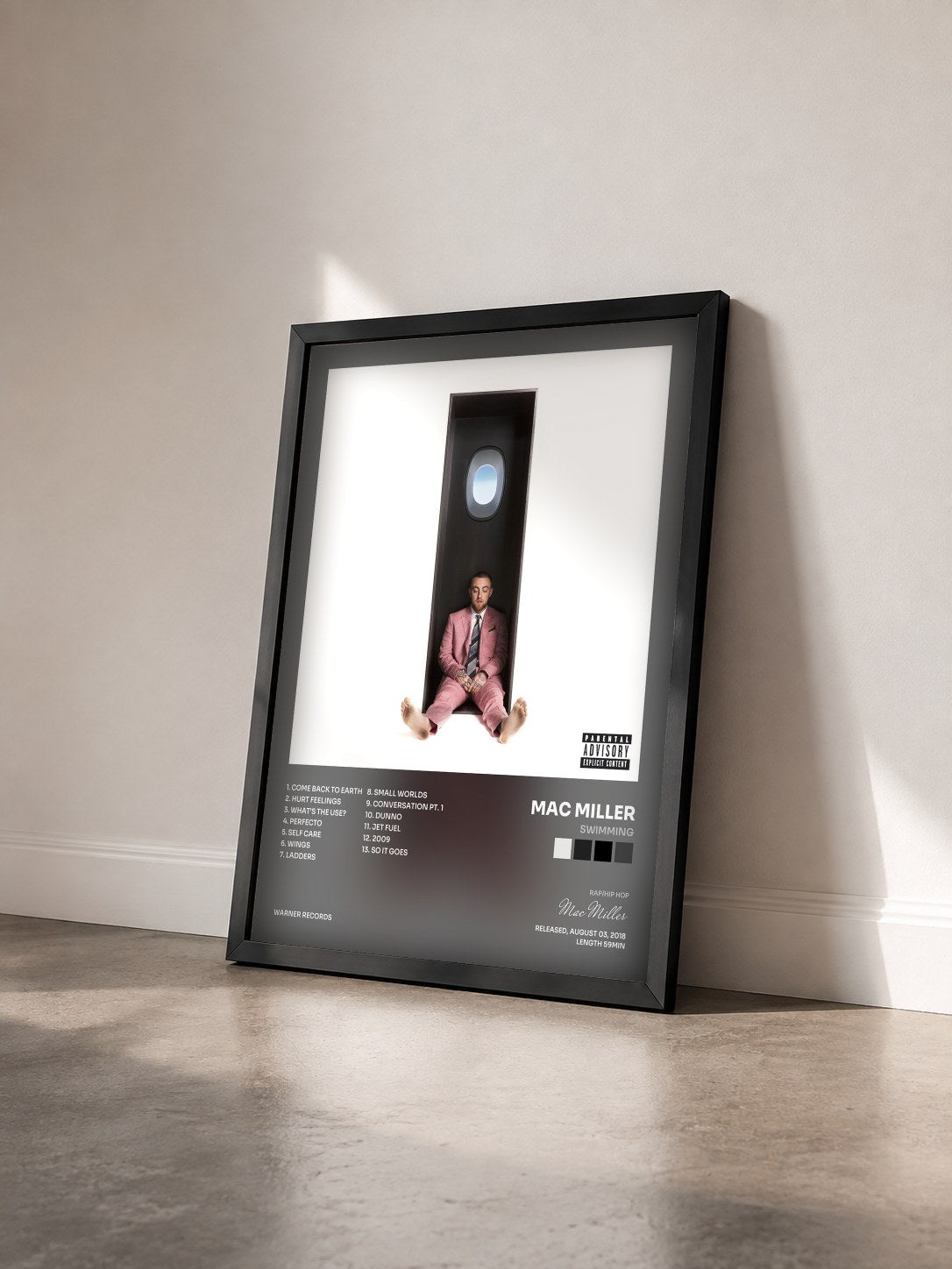 #noir Tableau de l'album Swimming de Mac Miller vu de trois quarts, cadre noir