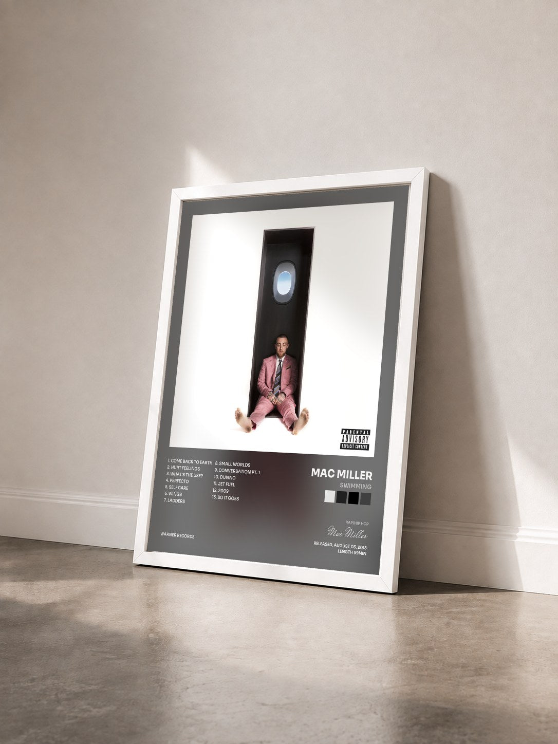 #blanc Tableau de l'album Swimming de Mac Miller vu de trois quarts, cadre blanc