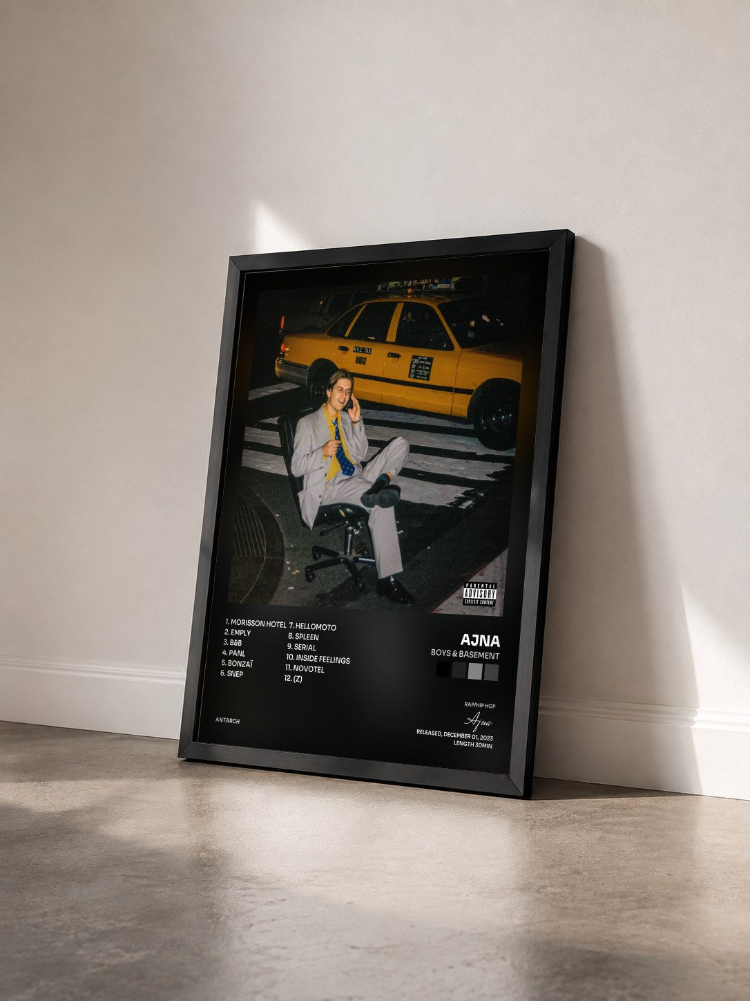 #noir Tableau de l'album Boys & Basement de Ajna vu de trois quarts, cadre noir