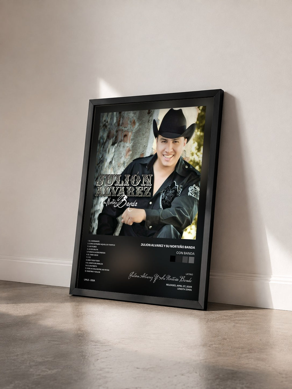 #noir Tableau de l'album Con Banda de Julion Alvarez Y Su Norteño Banda vu de trois quarts, cadre noir