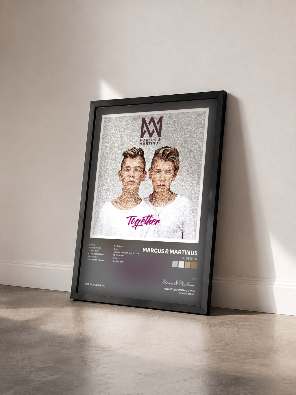 #noir Tableau de l'album Together de Marcus & Martinus vu de trois quarts, cadre noir