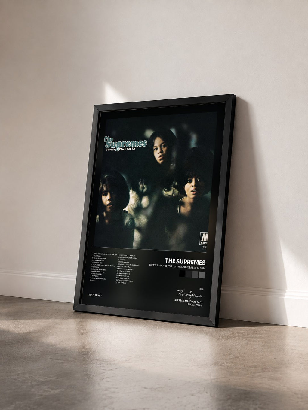#noir Tableau de l'album There's A Place For Us: The Unreleased Album de The Supremes vu de trois quarts, cadre noir