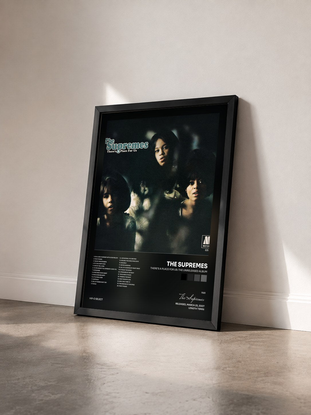 #noir Tableau de l'album There's A Place For Us: The Unreleased Album de The Supremes vu de trois quarts, cadre noir