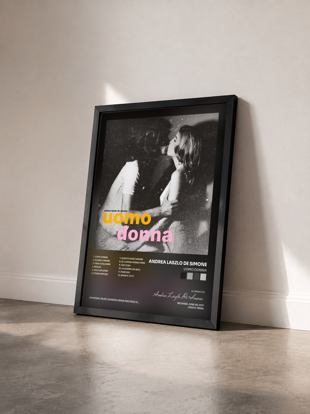 #noir Tableau de l'album Uomo Donna de Andrea Laszlo De Simone vu de trois quarts, cadre noir