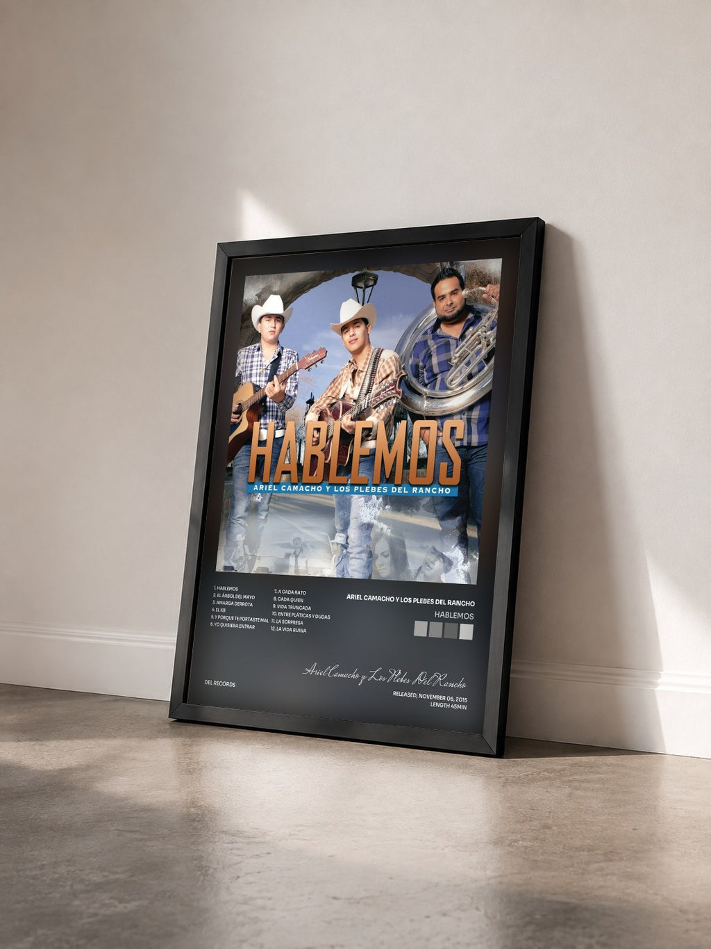 #noir Tableau de l'album Hablemos de Ariel Camacho y Los Plebes Del Rancho vu de trois quarts, cadre noir