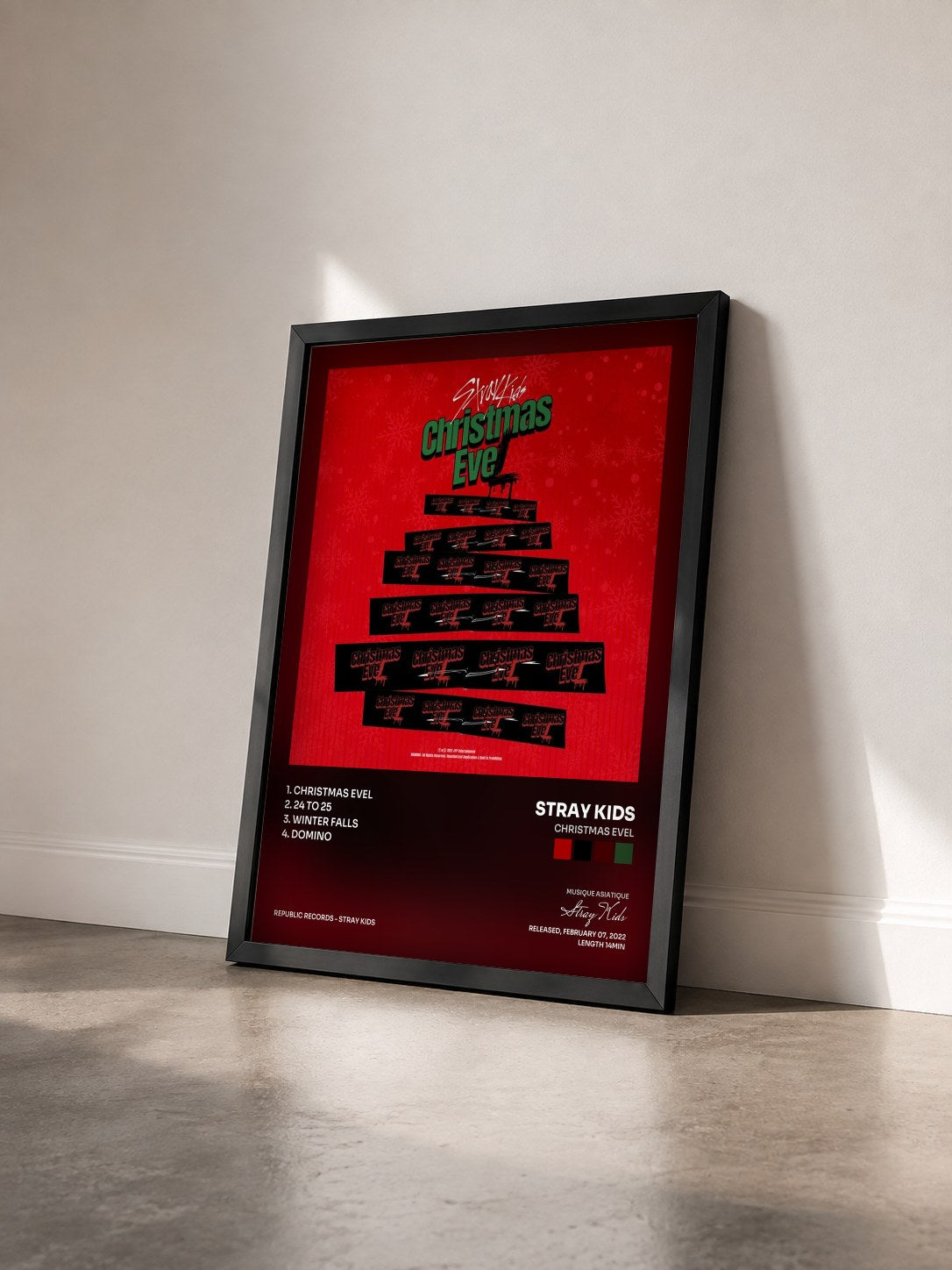 #noir Tableau de l'album Christmas EveL de Stray Kids vu de trois quarts, cadre noir
