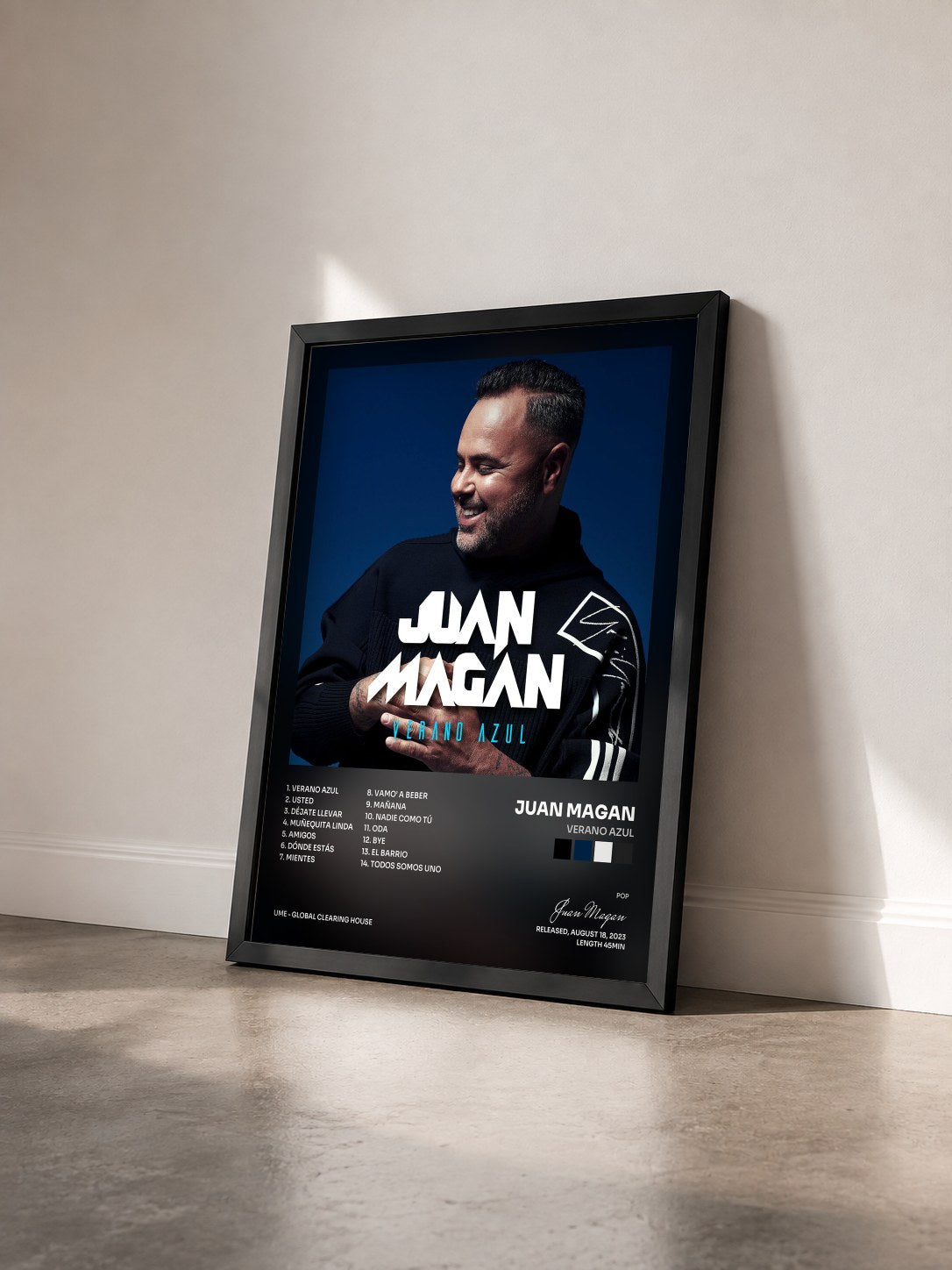 #noir Tableau de l'album VERANO AZUL de Juan Magan vu de trois quarts, cadre noir