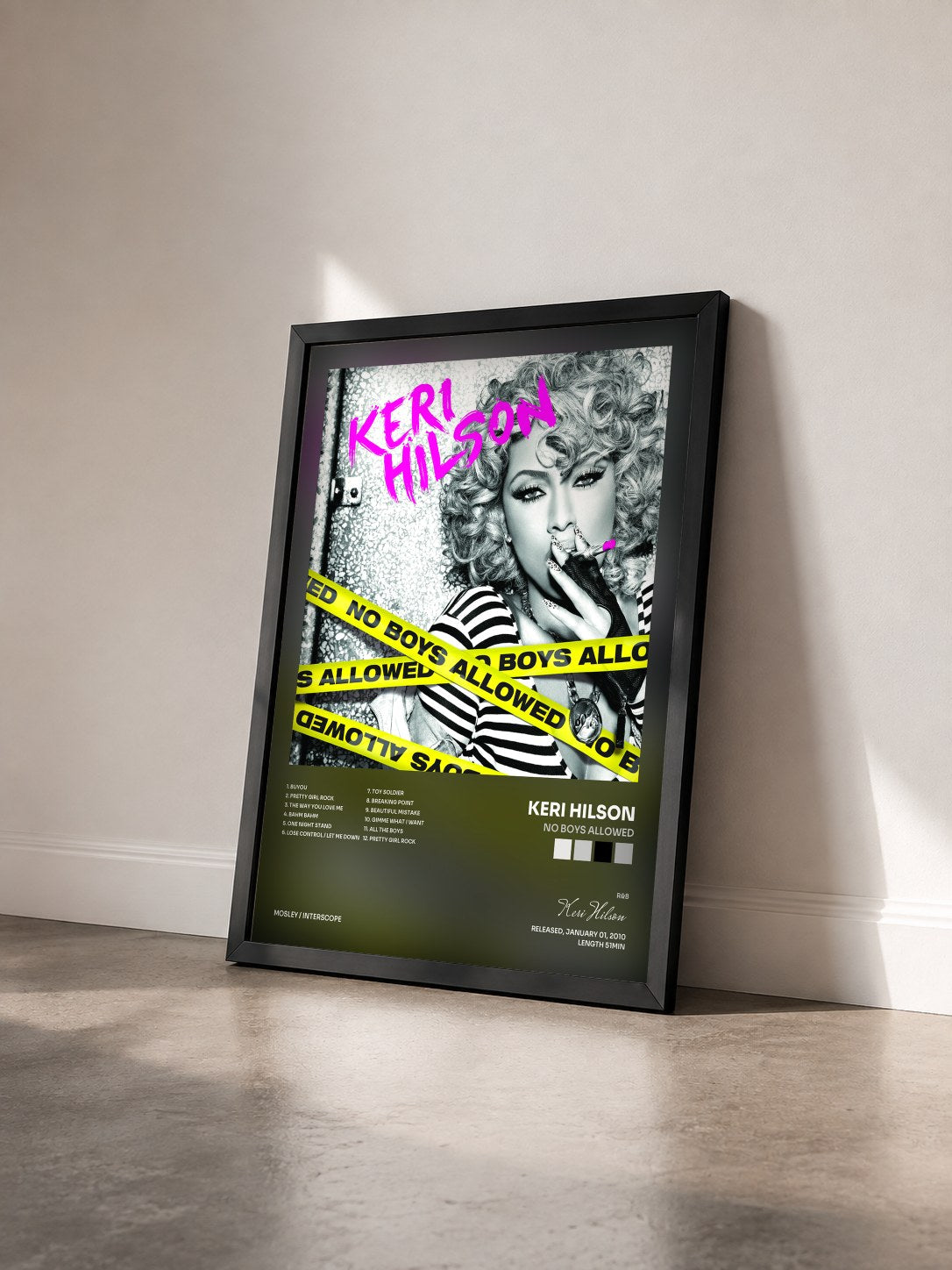 #noir Tableau de l'album No Boys Allowed de Keri Hilson vu de trois quarts, cadre noir