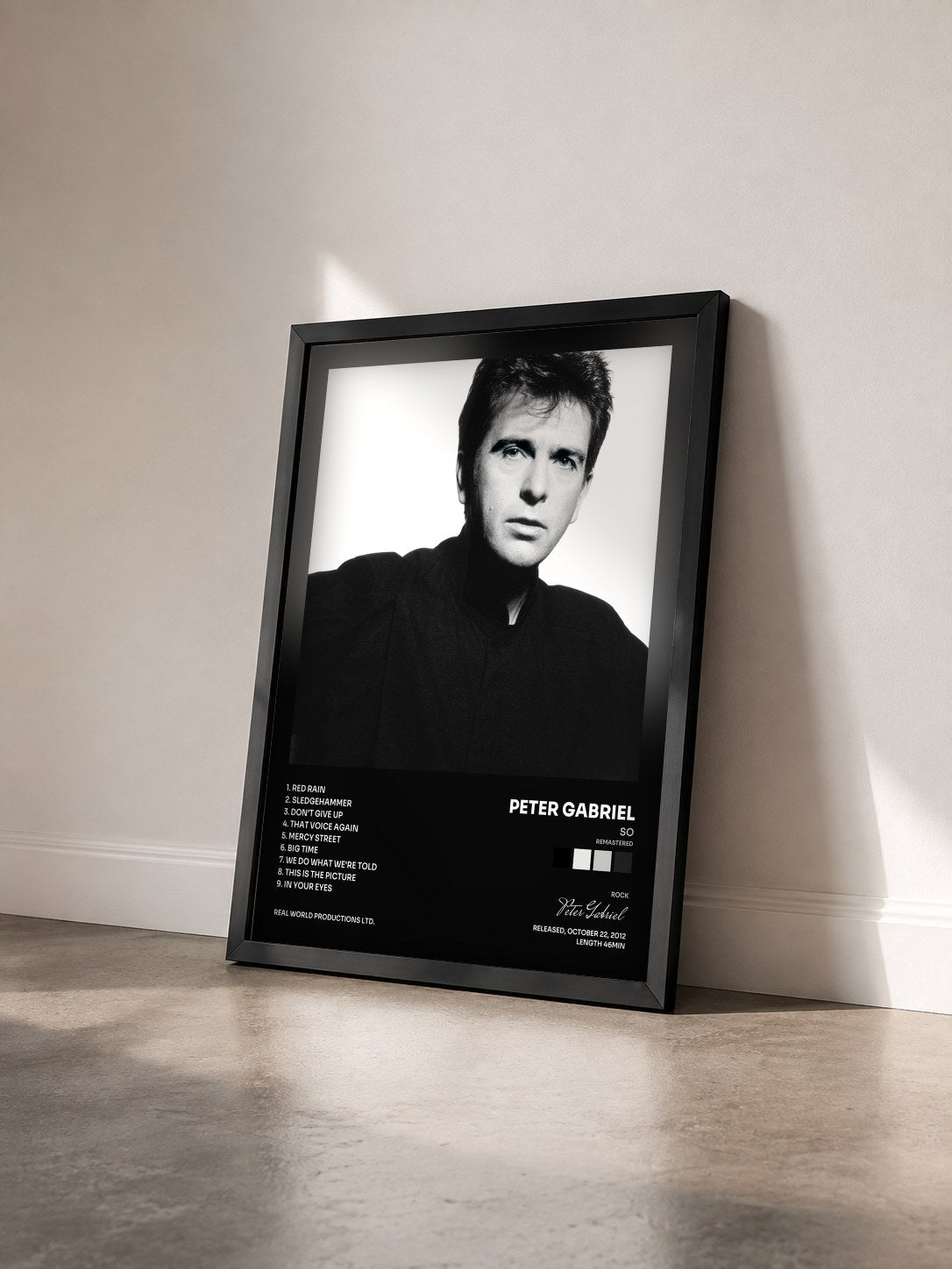 #noir Tableau de l'album So (Remastered) de Peter Gabriel vu de trois quarts, cadre noir