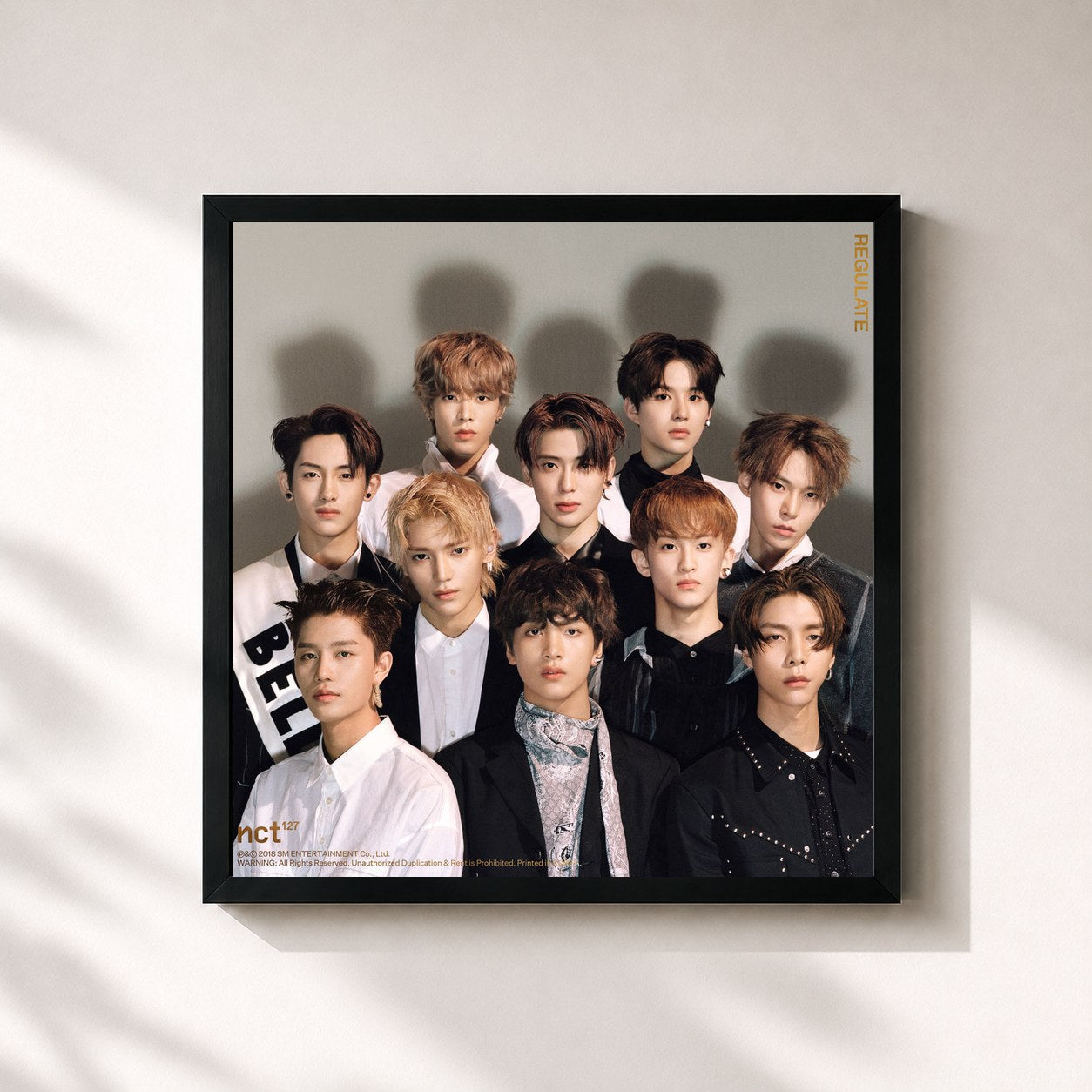 #noir Tableau carré de l'album NCT #127 Regulate - The 1st Album Repackage de NCT 127, cadre noir 32x32 cm