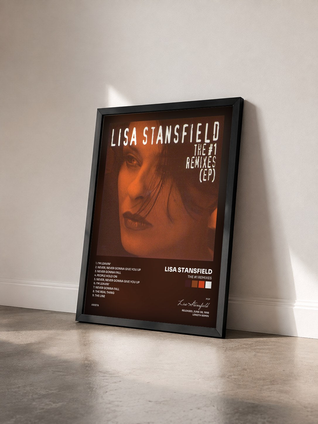 #noir Tableau de l'album The #1 Remixes de Lisa Stansfield vu de trois quarts, cadre noir
