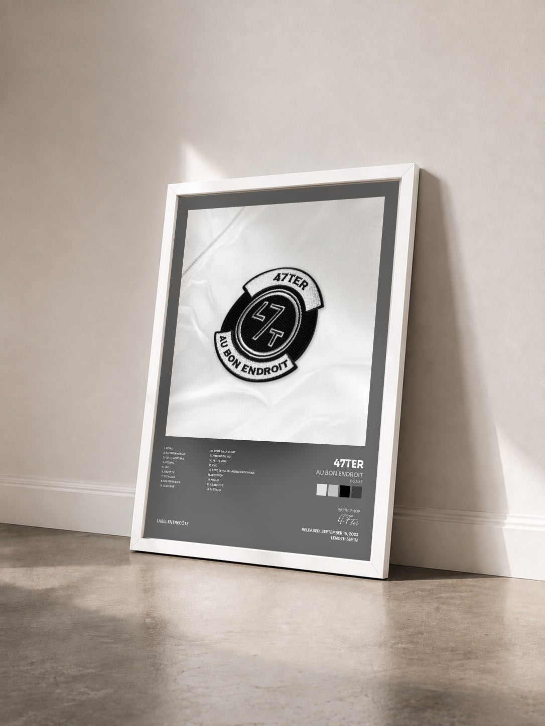 #blanc Au bon endroit (Deluxe) de 47ter en lámina enmarcada vista de tres cuartos, marco blanco