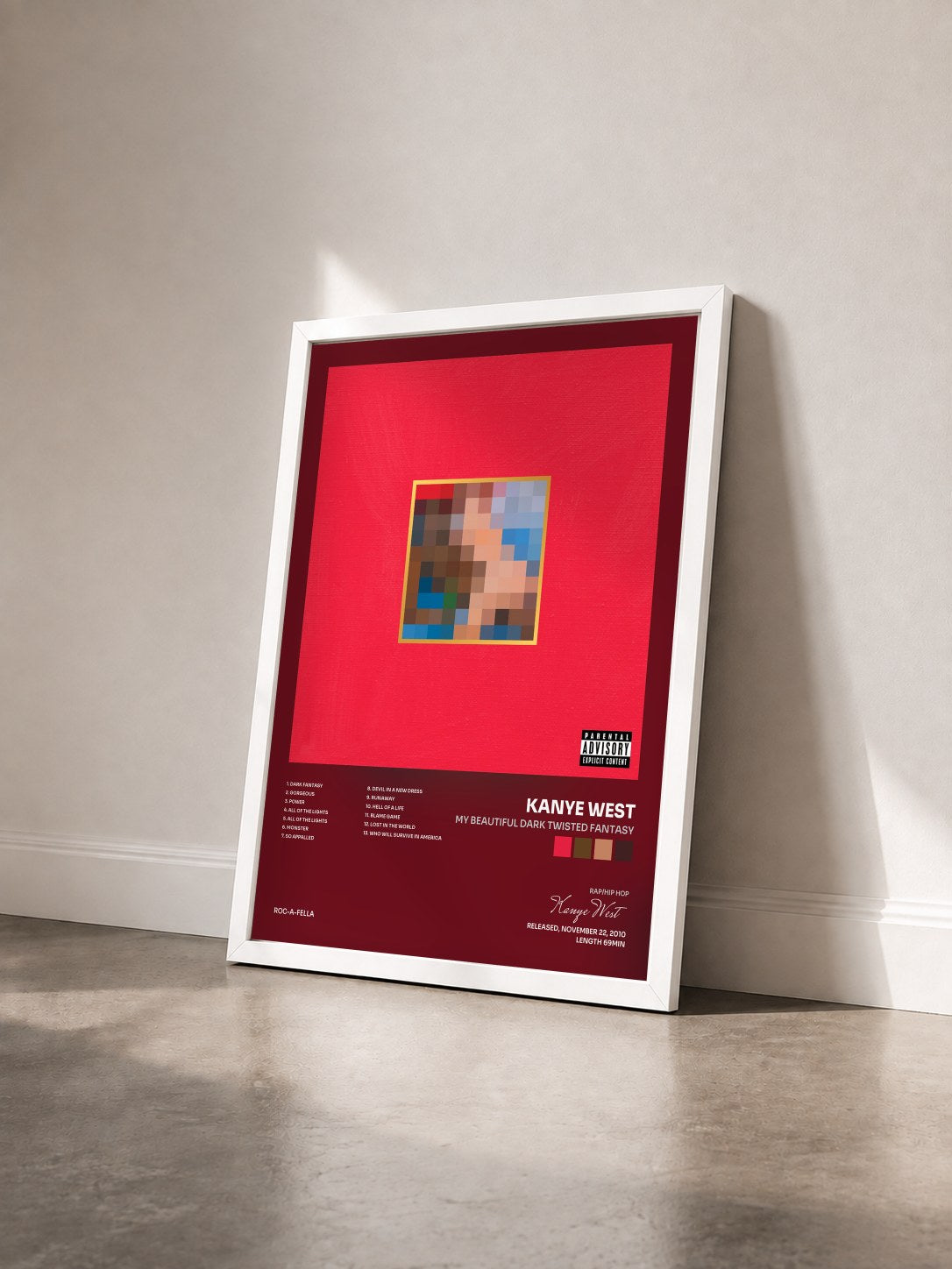 #blanc My Beautiful Dark Twisted Fantasy di Kanye West in stampa incorniciata vista di tre quarti, cornice bianca