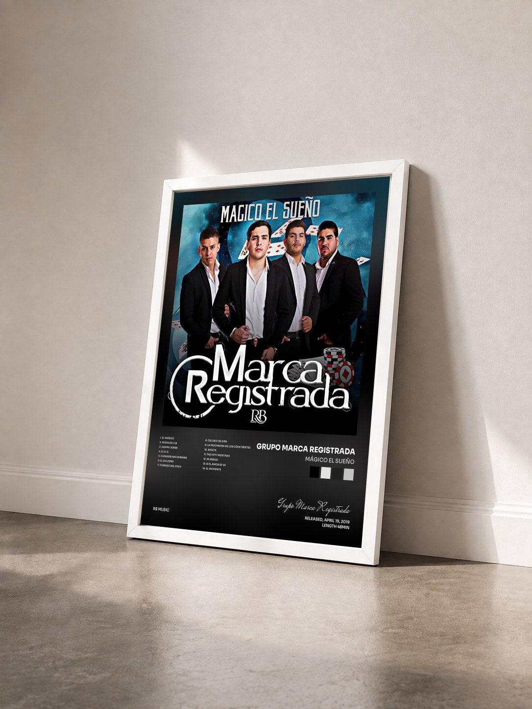 #blanc Tableau de l'album Mágico El Sueño de Grupo Marca Registrada vu de trois quarts, cadre blanc