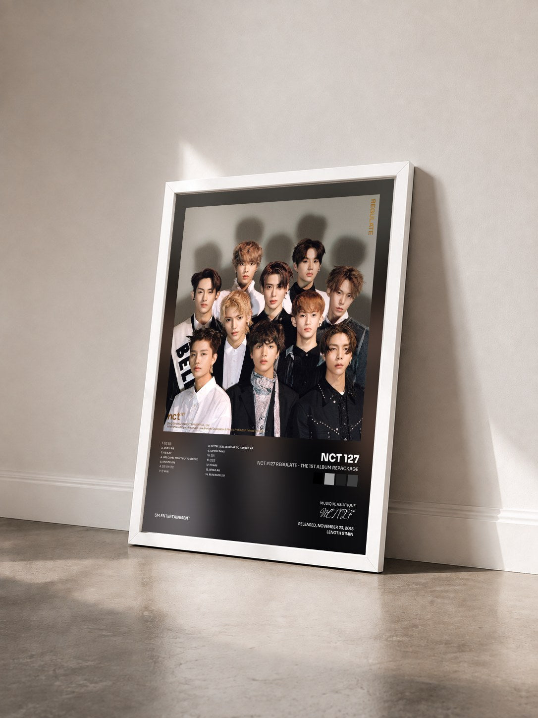 #blanc Tableau de l'album NCT #127 Regulate - The 1st Album Repackage de NCT 127 vu de trois quarts, cadre blanc