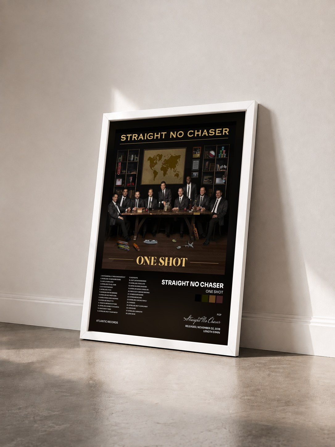 #blanc Tableau de l'album One Shot de Straight No Chaser vu de trois quarts, cadre blanc