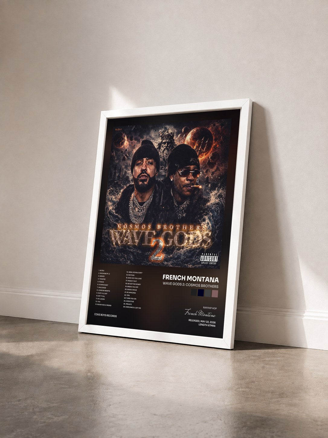 #blanc Wave Gods 2: Cosmos Brothers von French Montana als gerahmter Kunstdruck von schräg gesehen, weißer Rahmen