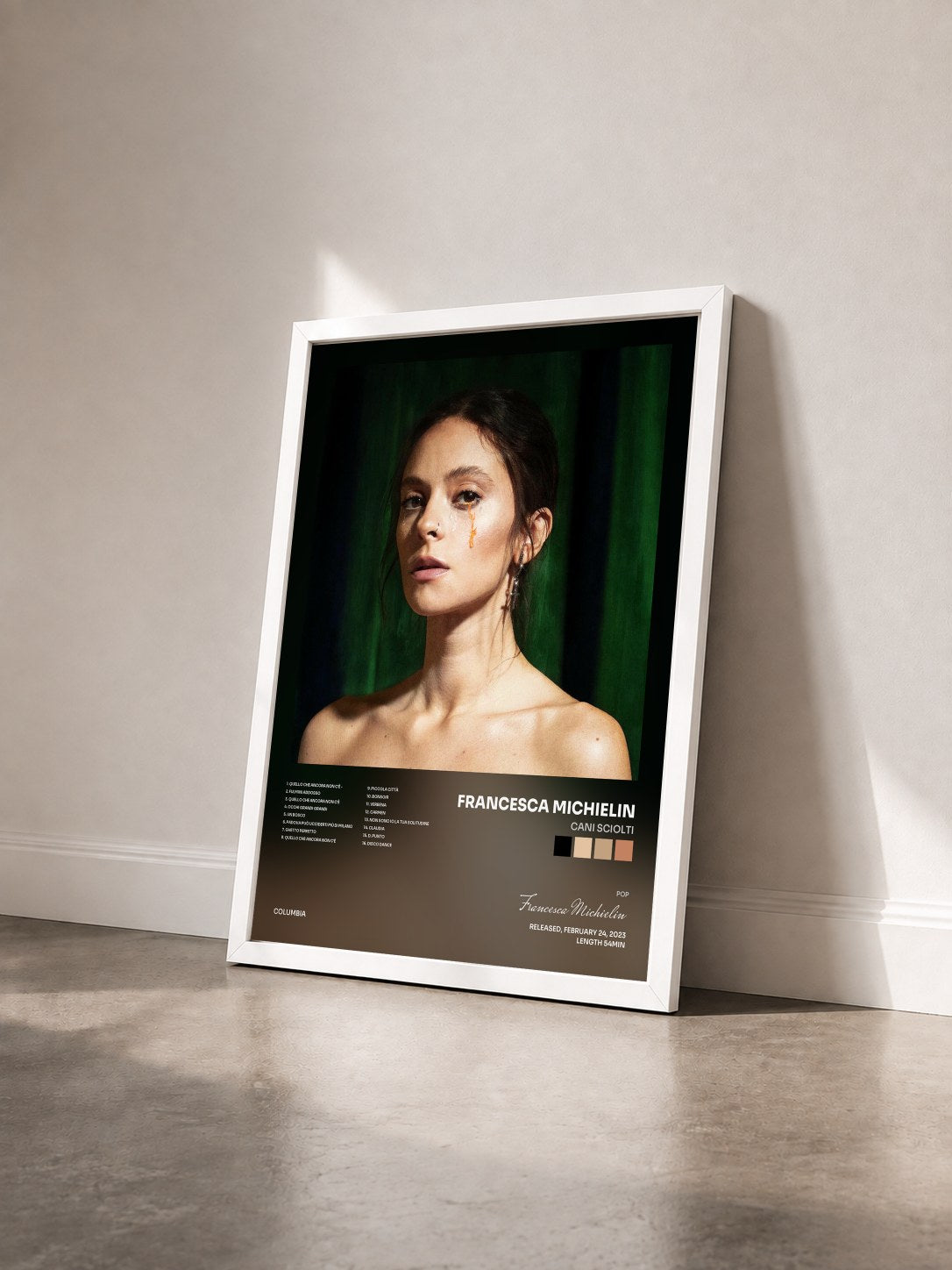 #blanc Tableau de l'album Cani Sciolti de Francesca Michielin vu de trois quarts, cadre blanc