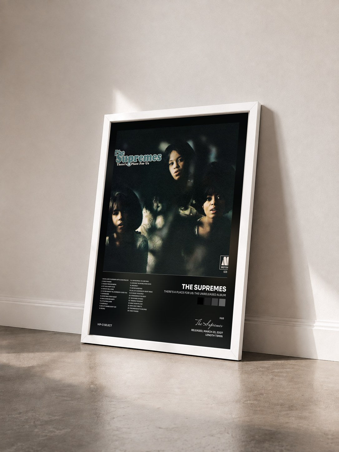 #blanc Tableau de l'album There's A Place For Us: The Unreleased Album de The Supremes vu de trois quarts, cadre blanc