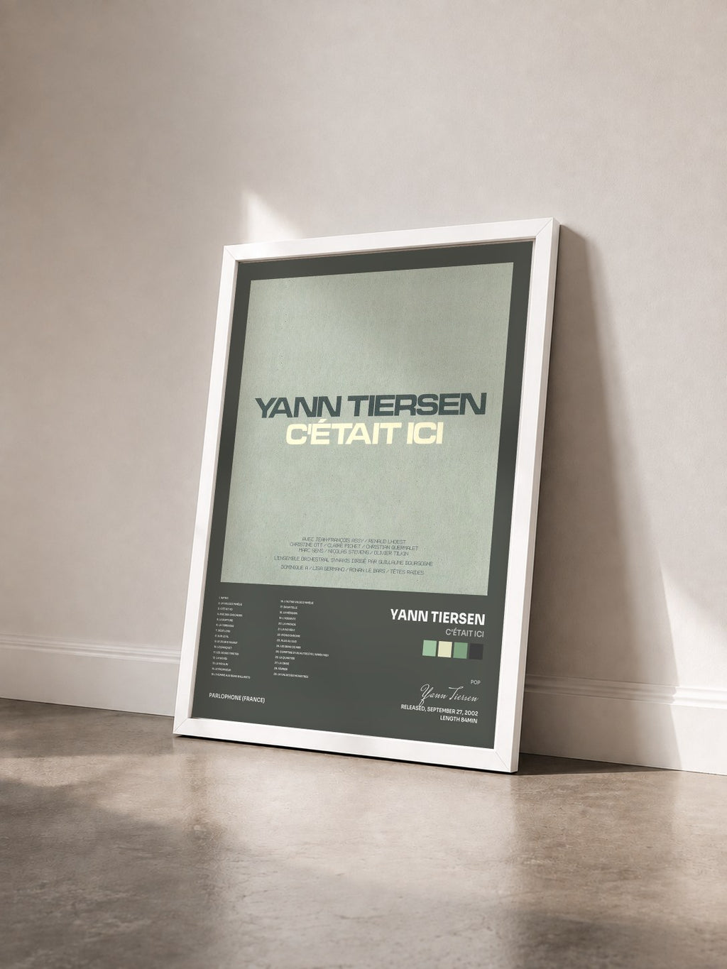 #blanc Tableau de l'album C'était ici de Yann Tiersen vu de trois quarts, cadre blanc