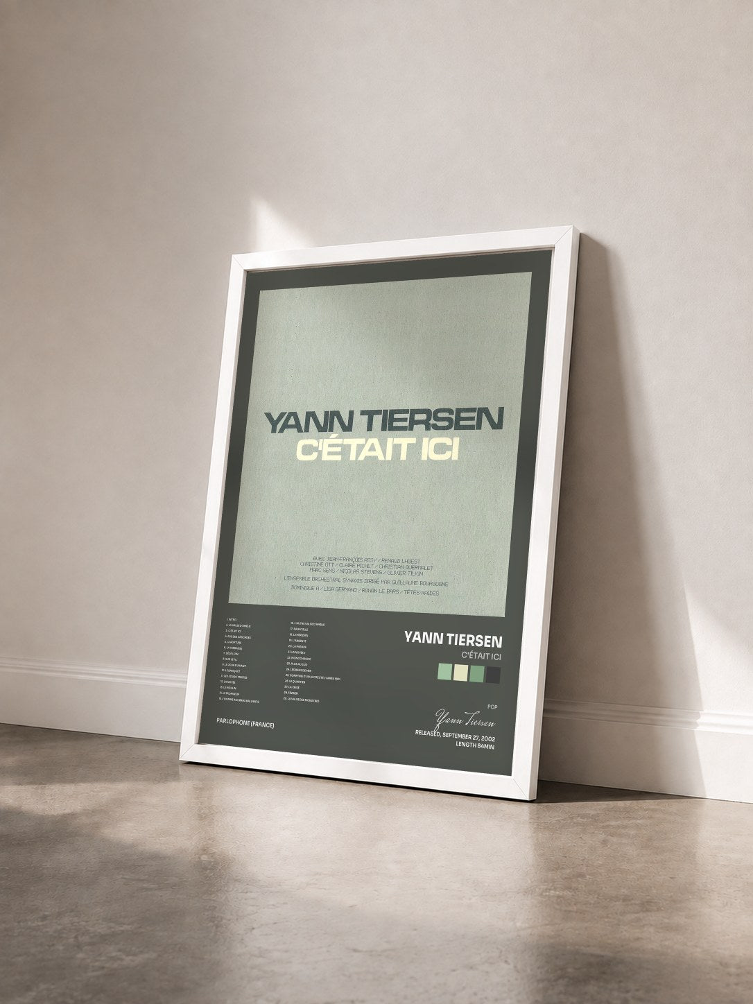 #blanc Tableau de l'album C'était ici de Yann Tiersen vu de trois quarts, cadre blanc