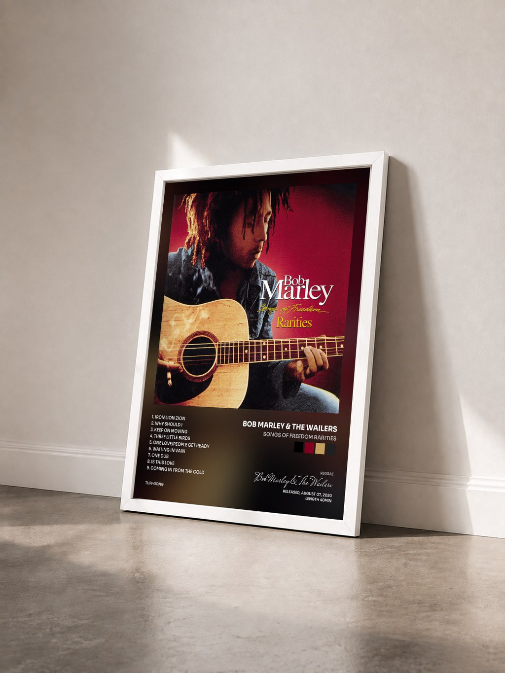 #blanc Songs Of Freedom Rarities de Bob Marley & The Wailers en lámina enmarcada vista de tres cuartos, marco blanco
