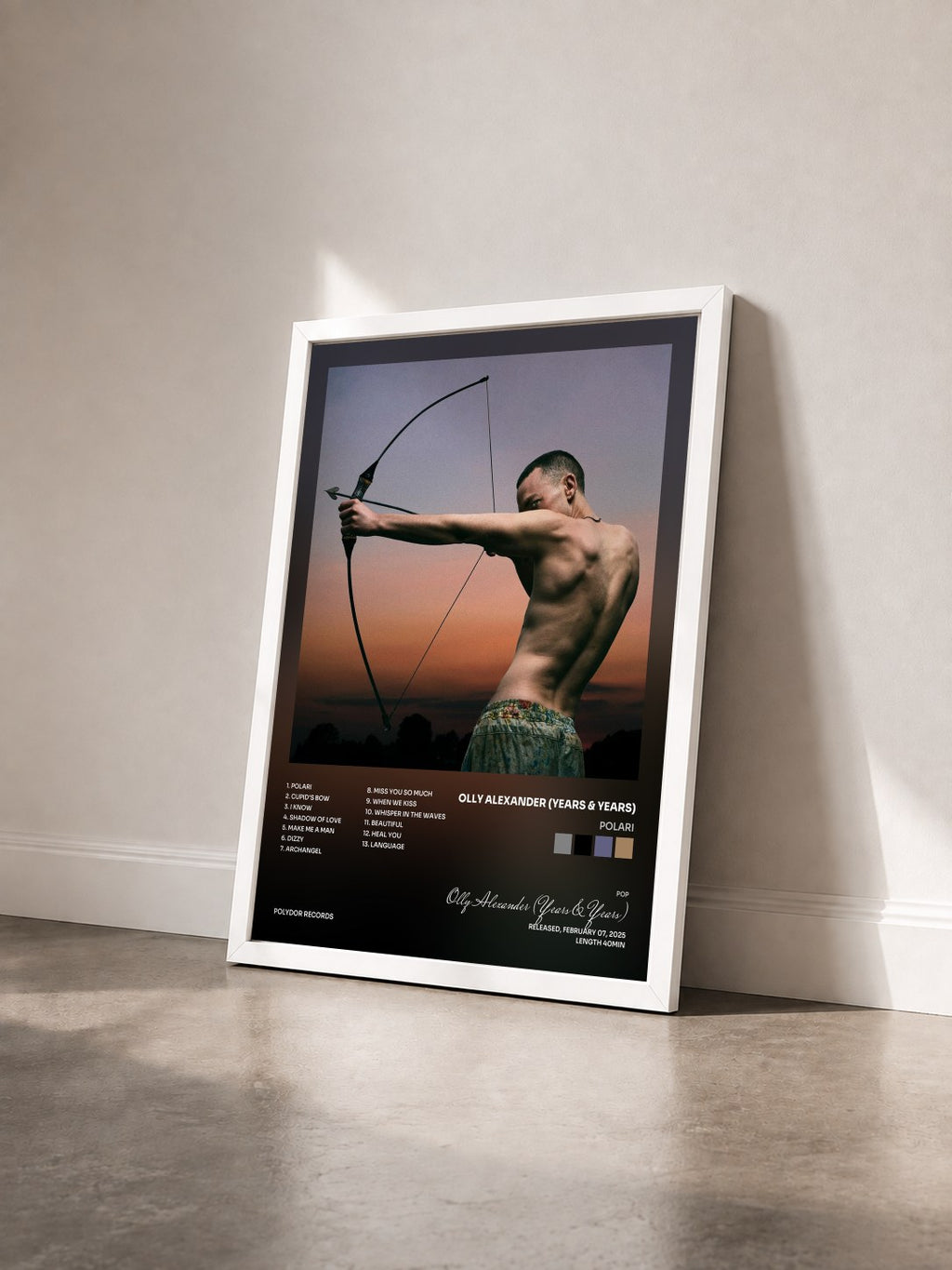 #blanc Tableau de l'album Polari de Olly Alexander (Years & Years) vu de trois quarts, cadre blanc