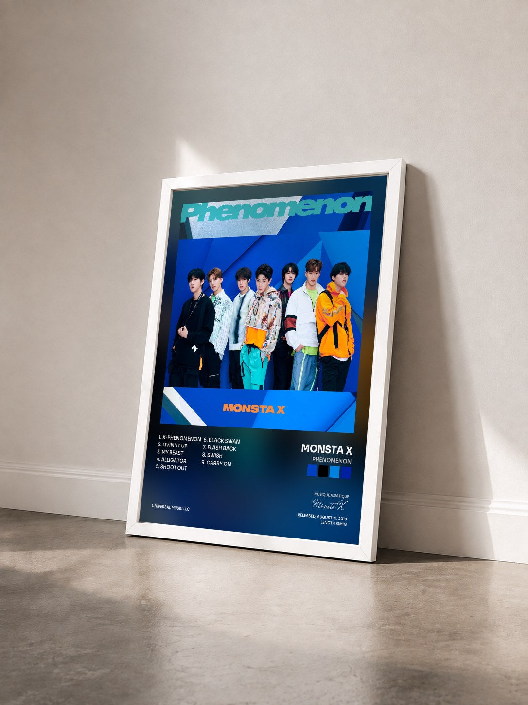 #blanc Tableau de l'album Phenomenon de Monsta X vu de trois quarts, cadre blanc
