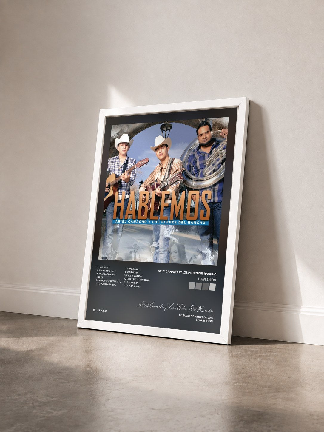#blanc Tableau de l'album Hablemos de Ariel Camacho y Los Plebes Del Rancho vu de trois quarts, cadre blanc