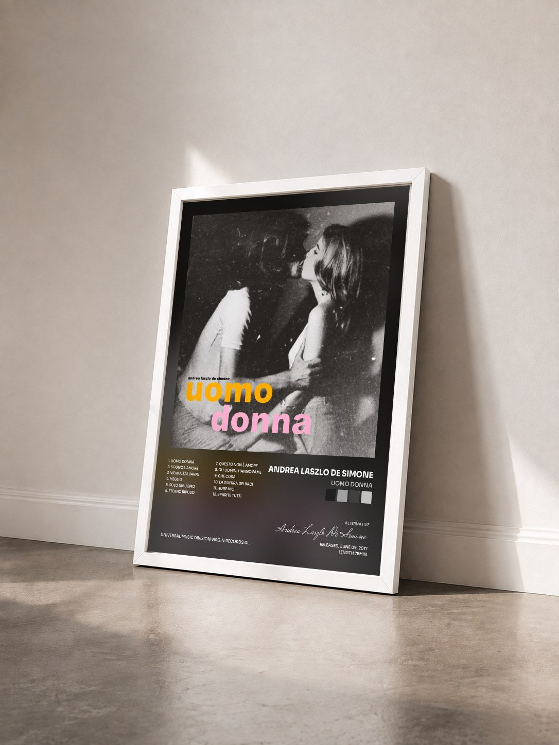 #blanc Tableau de l'album Uomo Donna de Andrea Laszlo De Simone vu de trois quarts, cadre blanc