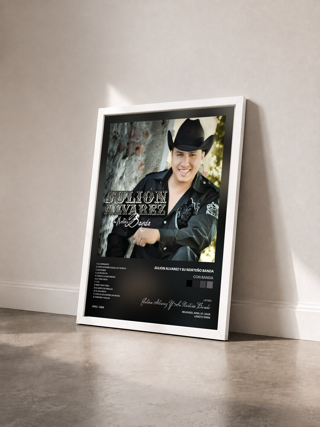 #blanc Tableau de l'album Con Banda de Julion Alvarez Y Su Norteño Banda vu de trois quarts, cadre blanc