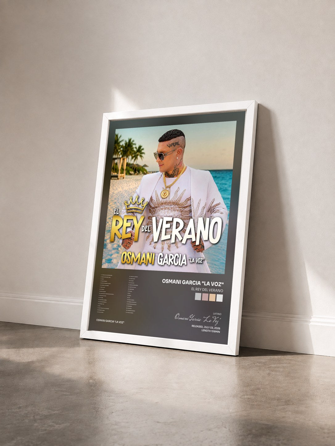 #blanc Tableau de l'album El Rey del Verano de Osmani Garcia "La Voz" vu de trois quarts, cadre blanc