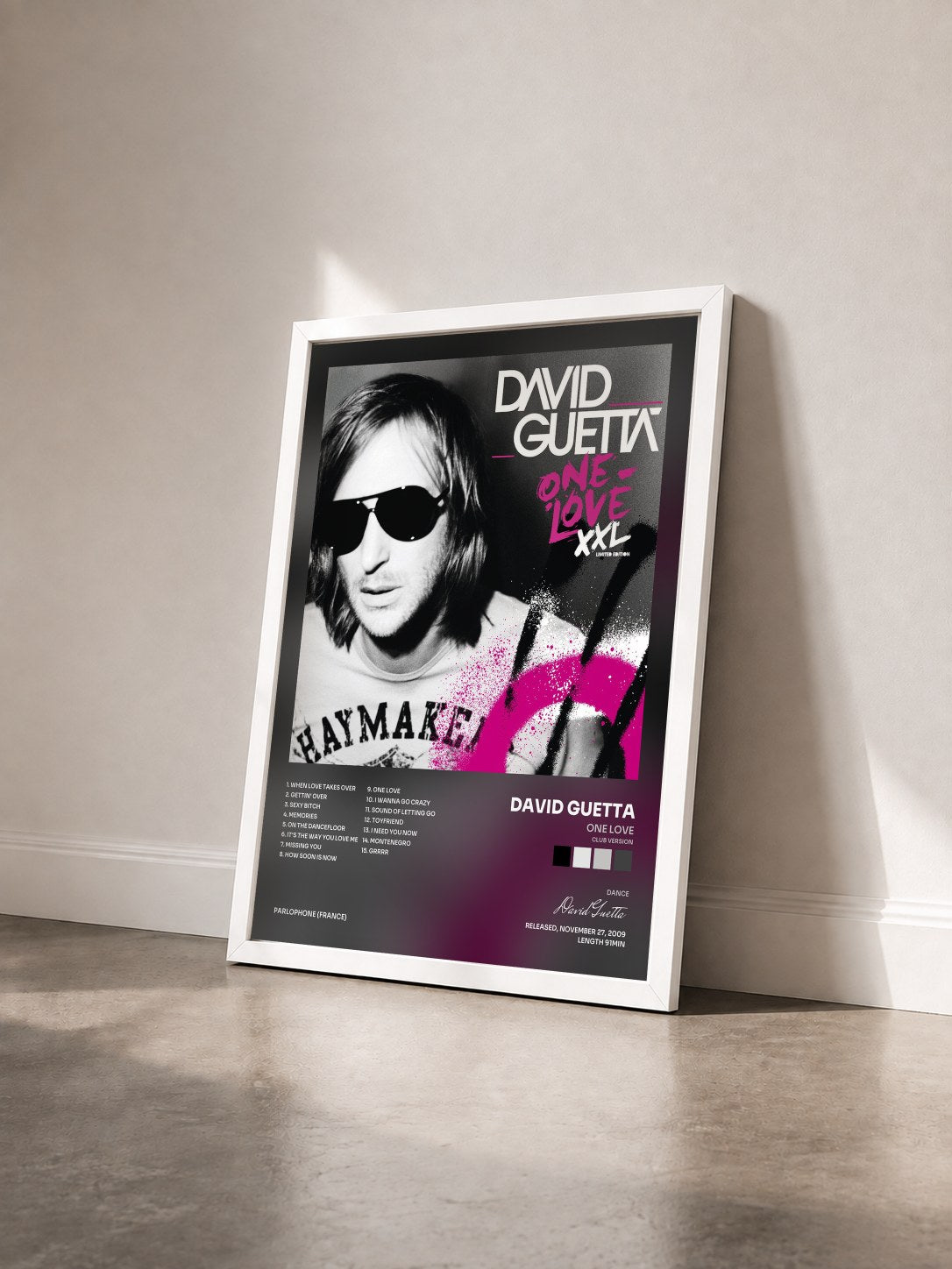 #blanc Tableau de l'album One Love de David Guetta vu de trois quarts, cadre blanc