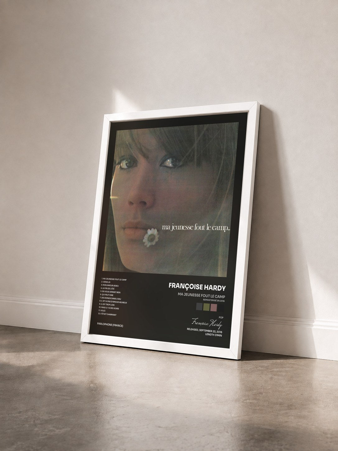 #blanc Ma jeunesse fout le camp (Remasterisé en 2016) von Françoise Hardy als gerahmter Kunstdruck von schräg gesehen, weißer Rahmen