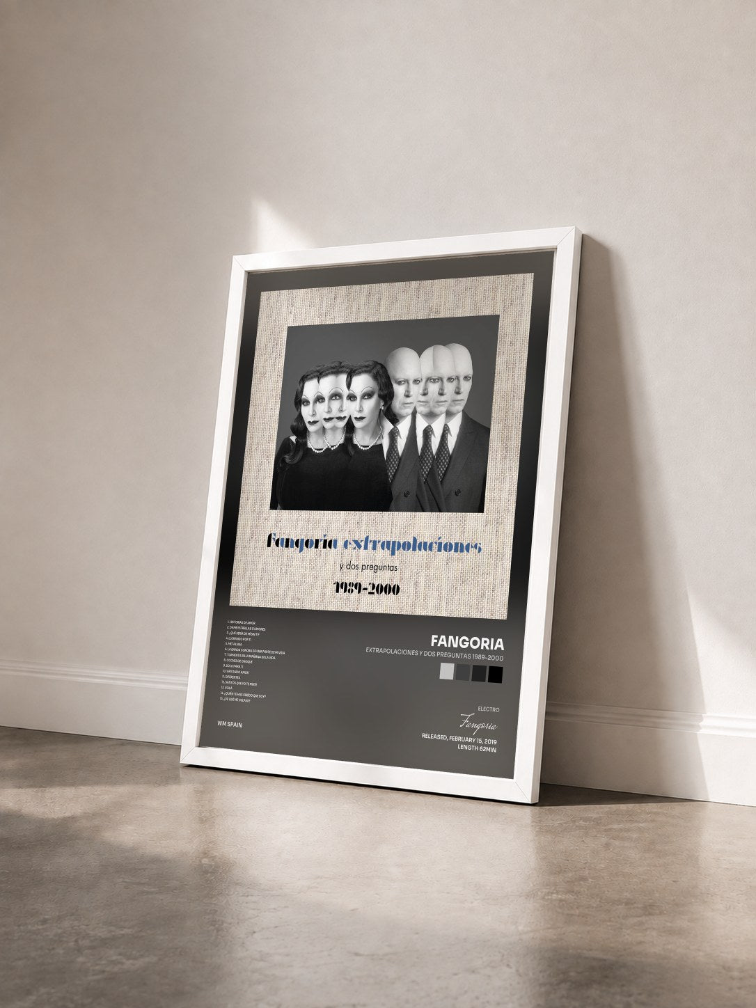 #blanc Tableau de l'album Extrapolaciones y dos preguntas 1989-2000 de Fangoria vu de trois quarts, cadre blanc