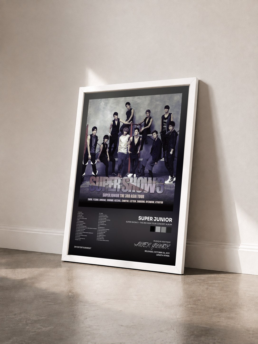 #blanc Tableau de l'album Super Show 3 - The 3rd Asia Tour Concert Album de SUPER JUNIOR vu de trois quarts, cadre blanc