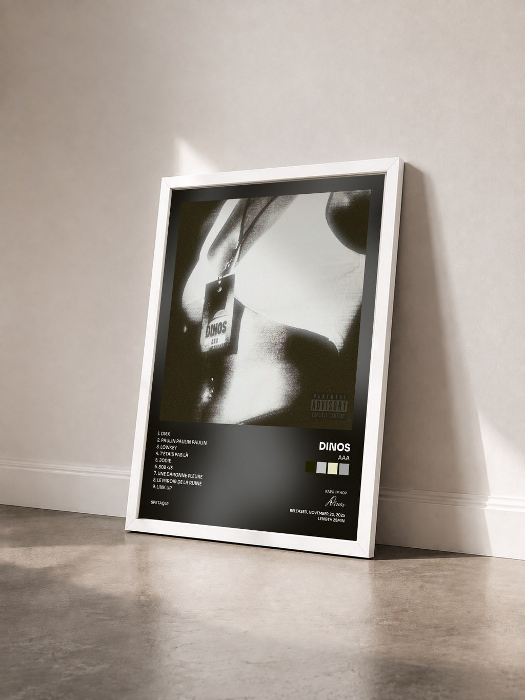 #blanc Tableau de l'album AAA de Dinos vu de trois quarts, cadre blanc